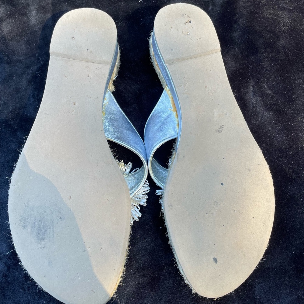 Anne Klein silver sandals with a raffia flower. - Picture 4 of 6